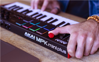 Akai Professional MPK Mini Plus - USB MIDI Keyboard Controller with 37 Mini  Keys, 8 MPC Pads, Sequencer, MIDI/CV/Gate I/O, Music Production Software