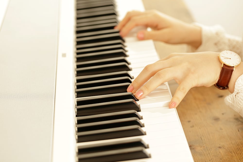 Keyboard that reproduces the touch of an acoustic piano
