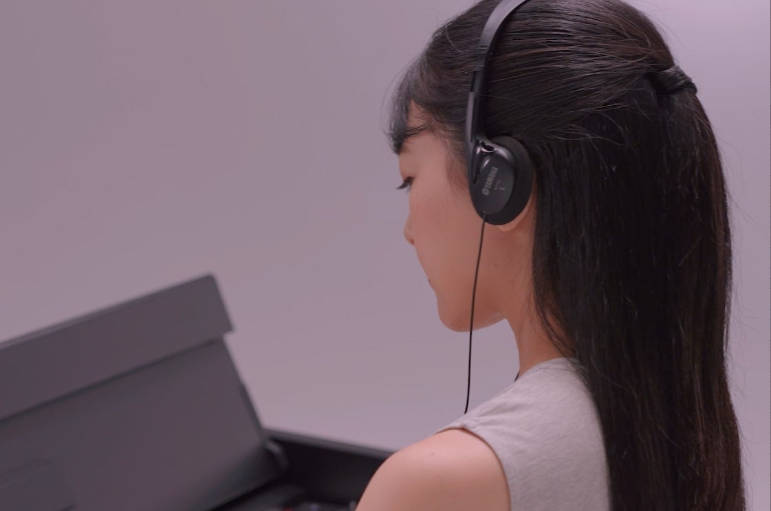 FEATURES FOR GREATER LISTENING COMFORT WHEN USING HEADPHONES
