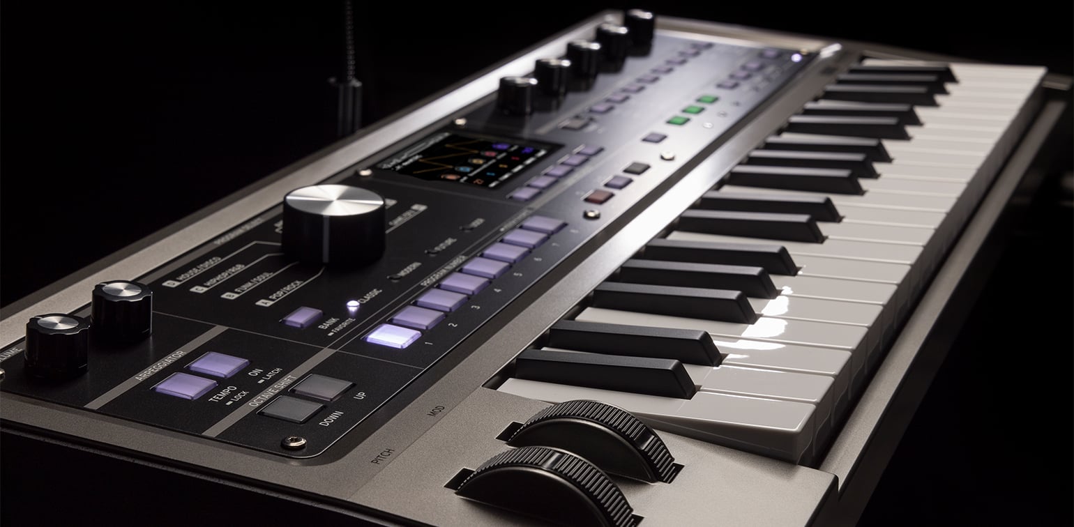 Mini keyboard that’s small but easy to play, with a natural touch