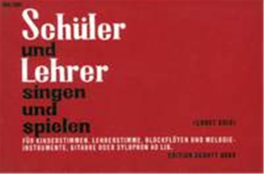 Schuler und Lehrer singen und spielen